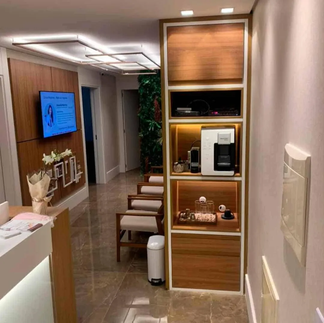 Corredor de acesso com sala de espera